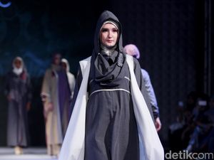 Desainer Hijabers Mom Community Show di Hari Ke-2 Muslim Fashion Festival