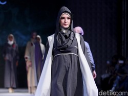 Desainer Hijabers Mom Community Show di Hari Ke-2 Muslim Fashion Festival