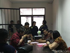Begini Penampakan Jessica Saat Tanda Tangan Berkas Penahanan