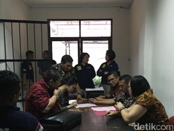 Begini Penampakan Jessica Saat Tanda Tangan Berkas Penahanan