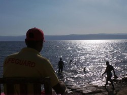 Wajib Coba! Asyiknya Mengambang di Laut Mati