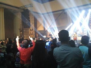 Jelang Dini Hari, Sudut Gedung DPR Masih Germerlap Jelang Dini Hari, Sudut Gedung DPR Masih Germerlap