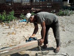 Ada PLTS, Pembuat Kapal di Bunaken Bisa Serut Kayu Pakai Mesin