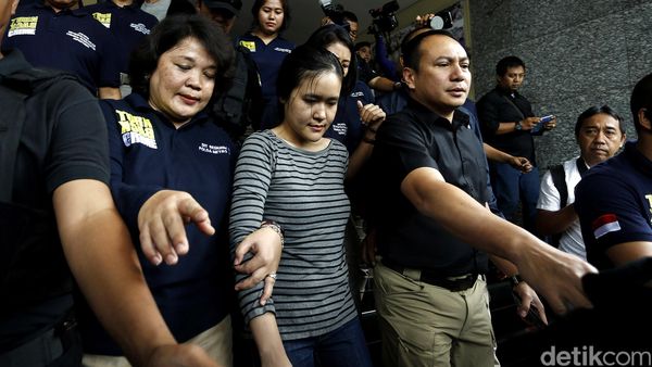 Penampakan Jessica Sebelum Diserahkan ke Kejaksaan