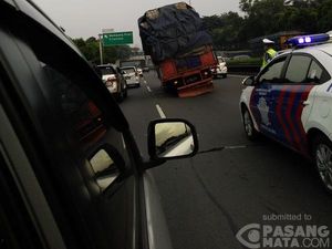 Ini Truk Mogok di KM 25 Tol Kampung Rambutan Arah Bintaro yang Bikin Macet