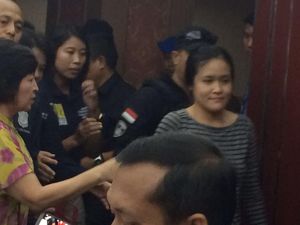 Polisi Bersenpi Laras Panjang Kawal Jessica ke Kejari Jakpus