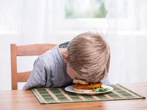 Cara yang Dianjurkan untuk Membangunkan Anak Sahur