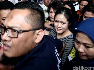 Jessica Dibawa Jaksa ke Rutan Pondok Bambu Jessica Dibawa Jaksa ke Rutan Pondok Bambu