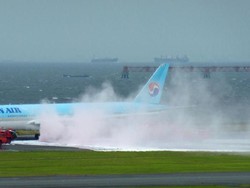 Ada Asap dari Mesin, 319 Penumpang dan Kru Dievakuasi dari Pesawat Korean Air