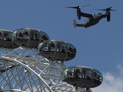 Pesawat Pasukan Elite Inggris Terbang di Atas Ikon London