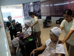 Ketika Terapis dari Bali Ajari Warga Laos Merawat Rambut dan Tubuh