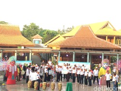 Serahkan Logo HUT DKI Jakarta ke Wali Kota, Ahok Sempat Sindir DPRD