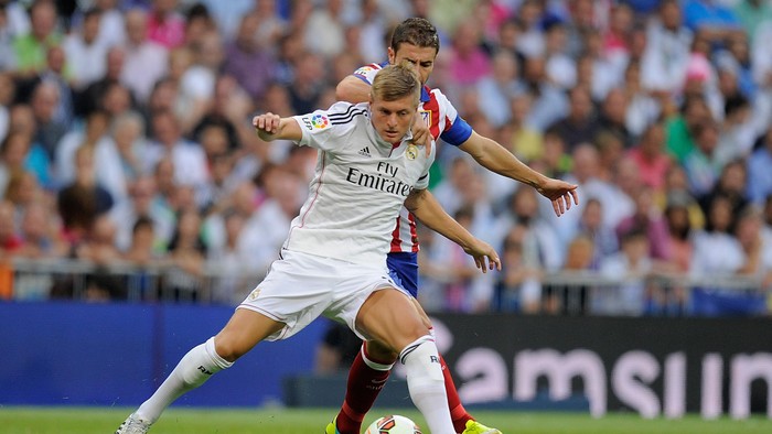   Toni Kroos of Real Madrid battles for the ball against Gabi Fernandez of A tletico de Madrid during the La Liga match between Real Madrid and Atletico de Madrid at Estadio Santiago Bernabeu on September 13, 2014 in Madrid, Spain.  (Photo by Denis Doyle/Getty Images)