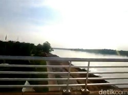 Melintasi Perbatasan: Kiri di Thailand, Kanan di Laos