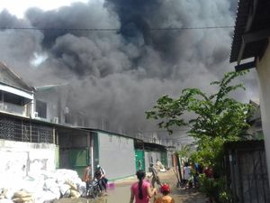 Gudang di Dadap Tangerang Terbakar, Asap Membumbung Tinggi