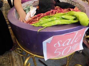 Gelar Diskon 50%, Koleksi Baju Dian Pelangi Diserbu Pengunjung