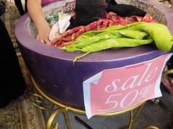 Gelar Diskon 50%, Koleksi Baju Dian Pelangi Diserbu Pengunjung