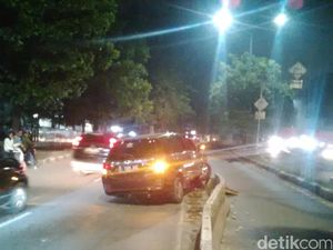 Honda Mobilio Tabrak Separator Busway di Jl Warung Jati Barat