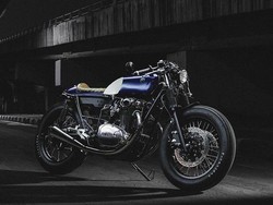 Paus Biru, Yamaha XS650 Bergaya Cafe Racer