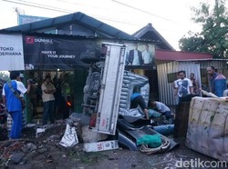 Pikap Muat Ikan Gurami Terguling Usai Tabrak Ruko, Sopir Terluka