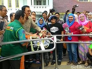 Ahok Resmikan Portal S untuk Penyandang Disabilitas di Trotoar RSCM