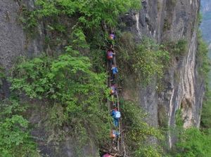 Gila! Ini Jalan Desa Paling Ekstrem Sedunia