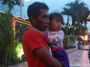 Kaki Palsu Anak Ini Hilang Usai Acara Penyerahan Bantuan di Jember Kaki Palsu Anak Ini Hilang Usai Acara Penyerahan Bantuan di Jember