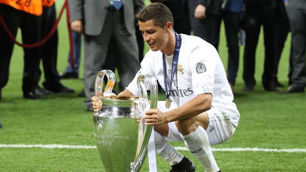 Soccer Football - Atletico Madrid v Real Madrid - UEFA Champions League Final - San Siro Stadium, Milan, Italy - 28/5/16Real Madrid's Cristiano Ronaldo celebrates with the trophy after winning the UEFA Champions LeagueAction Images via Reuters / Carl RecineLivepicEDITORIAL USE ONLY.