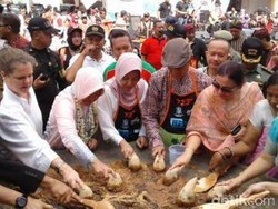 1500 Warga Surabaya Tumplek-blek Nguleg Rujak Bareng Walikota Risma