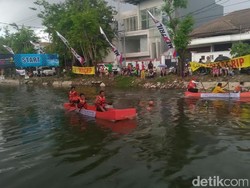 Warga Peringati HUT Kota Surabaya dengan Lomba Perahu Dayung Unik