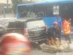 Tabrak Separator Busway di Warung Jati, Pengemudi Innova Diduga Ngantuk