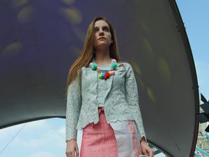 Koleksi Busana Edgy Hingga Gadis Desa Pukau Ratusan Warga London