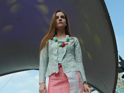 Koleksi Busana Edgy Hingga Gadis Desa Pukau Ratusan Warga London