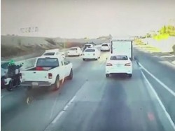 Terganggu dengan Aksi Selap-selip Biker, Pengendara Mobil Nekat Sikat Motor