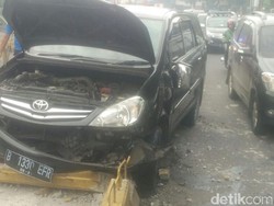 Innova Terguling di Warung Jati Barat, Separator Busway Hancur