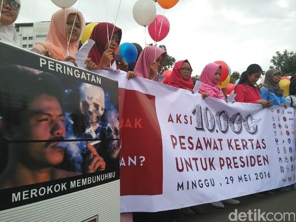 Minta Presiden Aksesi FCTC, Remaja Indonesia Kirim 10.000 Pesawat Kertas