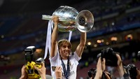 Luka Modric akhiri pengabdian 13 tahun di Real Madrid (2012-2025). Modric persembahkan total 28 trofi, plus sekali menangi Ballon dor. Modric lanjut ke AC Milan (Laurence Griffiths/GettyImages)