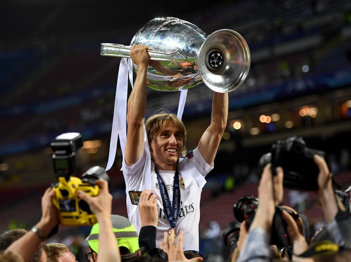 MILAN, ITALY - MAY 28: Luka Modric of Real Madrid lifts the trophy after winning the UEFA Champions League Final match between Real Madrid and Club Atletico de Madrid at Stadio Giuseppe Meazza on May 28, 2016 in Milan, Italy. (Photo by Laurence Griffiths/Getty Images)