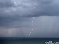 Fakta atau Mitos: Main HP Waktu Hujan Bisa Tersambar Petir