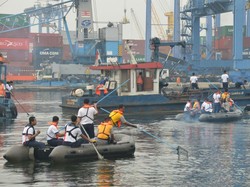 Ribuan Prajurit Kolinlamil Bersih-bersih Sampah di Laut Jakarta Utara