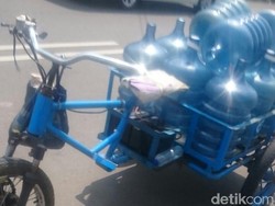 Motor Listrik Roda 3 Pengangkut Galon Air Berkeliaran di Pluit
