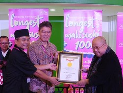 Ultah Pertama AEON Indonesia Pecahkan Rekor MURI Sushi Terpanjang di Indonesia