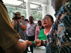 Pekerja Harian Lepas Mengadu Tersedu-sedu, Ahok Tak Mau Tertipu