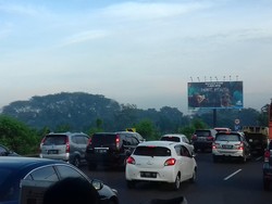 Tol Bekasi-Jakarta Macet Parah, Kendaraan Merambat di Kecepatan 10 Km/jam