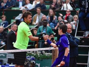 Lawan Jalani Perawatan, Wawrinka Main Tenis dengan Ball Boy Lawan Jalani Perawatan, Wawrinka Main Tenis dengan Ball Boy