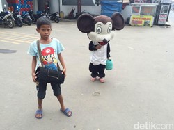 Hidup di Jalan Keras, 2 Pengamen Badut Cilik Mickey Mouse Pernah Kena Palak