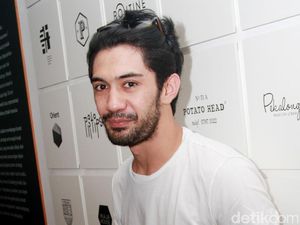 Berkaus Putih dan Celana Robek, Reza Rahadian Kasual Banget