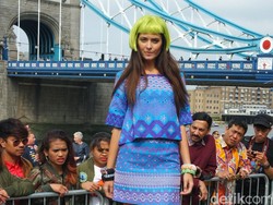 Lenny Agustin Pertamakali Fashion Show di Pinggir Sungai Thames, London