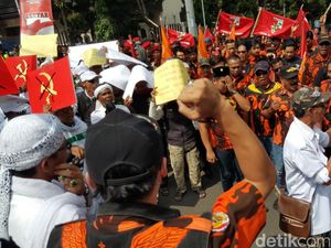 Ribuan Anggota Ormas Geruduk Balai Kota Sukabumi, Demo Tolak Komunis Ribuan Anggota Ormas Geruduk Balai Kota Sukabumi, Demo Tolak Komunis