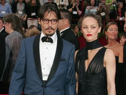 14 Tahun Berhubungan, Kenapa Johnny Depp Tak Nikahi Vanessa Paradis?
